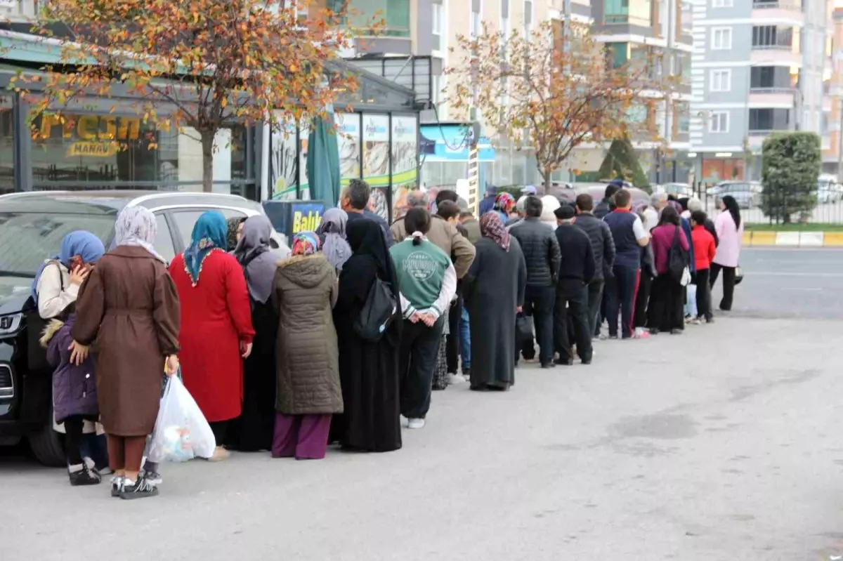 corumda hamsi fiyatlari 40 tlye dusunce kuyruklar olustu NPVVVPTe.jpg