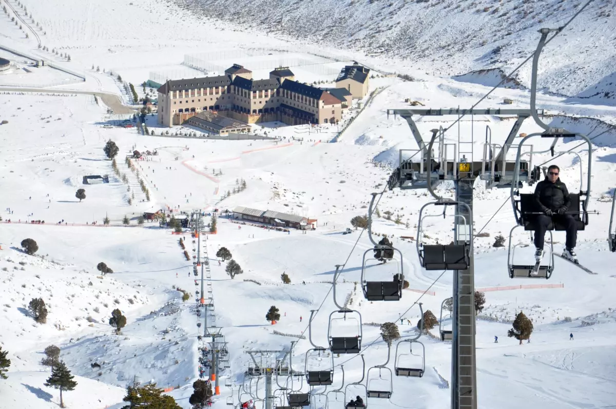 davraz kayak merkezinde kar makineleriyle sezon uzatilacak MxdZPci5.jpg