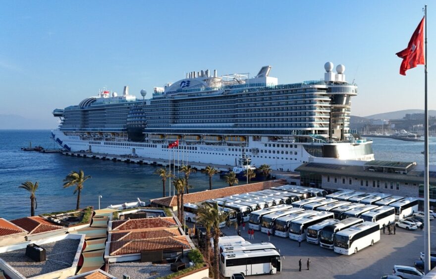 Kuşadası’nda Turist Patırtısı: Aynı Anda 4 Bin Ziyaretçi Geldi