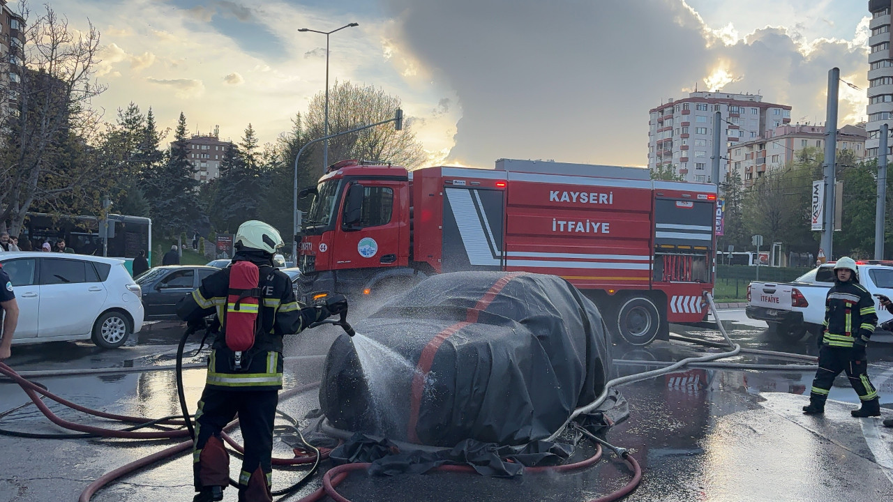 Kayseri’de Elektrikli Araç Alev Aldı, Yangın Battaniyesiyle Söndürüldü