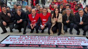 kayyim-yonetimindeki-van-buyuksehir-belediyesinden-cikarilan-iscilerin-eylemi-269-gununde-pgL1czvi