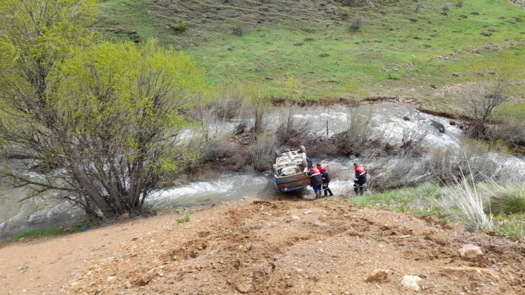 Sivas’ta Feci Kaza: Araç Dereye Uçtu, Yaralılar Var