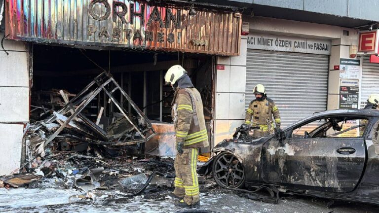 istanbulda-otomobil-is-yerine-girdi-yangin-cikti-yaralilar-var-YA4iJ8GU