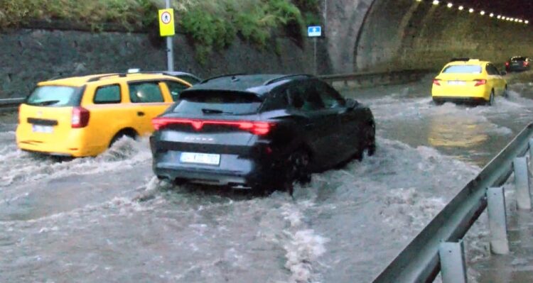 Maltepe’de Sağanak Yağış Hayatı Olumsuz Etkiledi: Tünel Suyla Doldandı, Trafik Kilitlendi