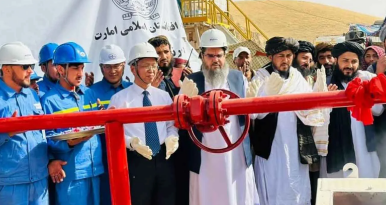 onune-geleni-yasaklayan-ulke-kuyu-ustune-kuyu-aciyor-petrol-devi-olacaklar-pQerp9Vm