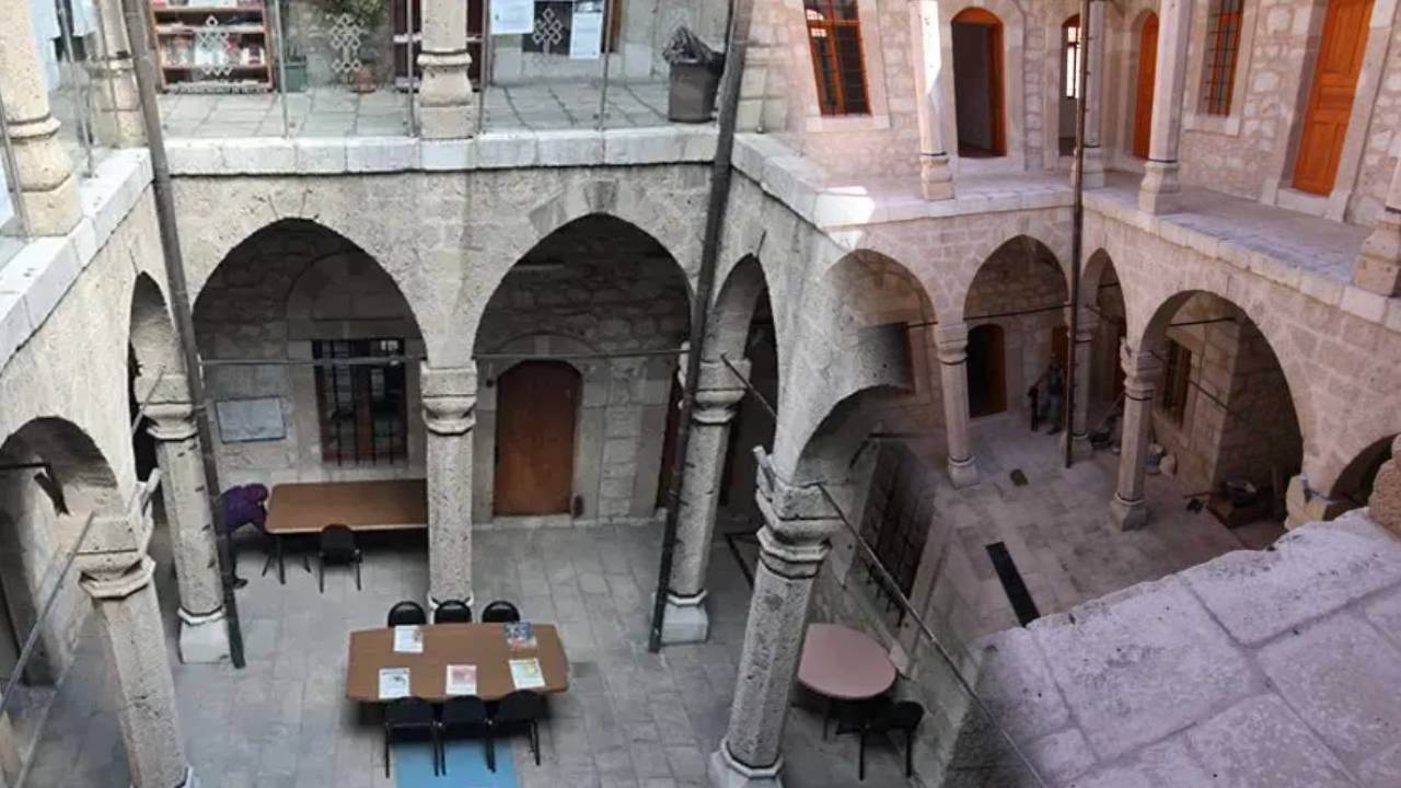 Eskiden cezaeviydi simdi bilgi yuvasi asirlik binaya akin akin geliyorlar IA5YHY2p